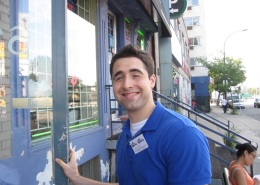Alexander, bénévole de porte-à-porte / Alexander, Outreach volunteer